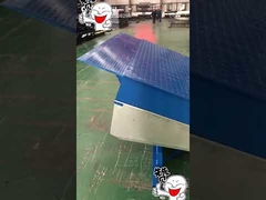 Μπλε ράμπα φόρτωσης με αναδιπλούμενη γέφυρα