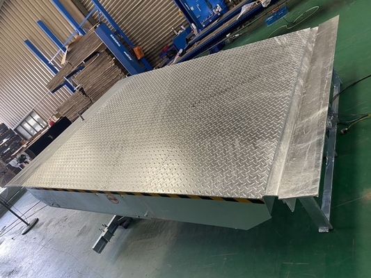 2000mm Width 10T Load Capacity Hydraulic Electric Dock Leveler Hot Dip Galvanized