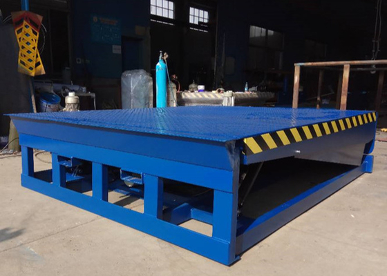 Forklift προσαρμογής ηλεκτρική αποβάθρα Leveler τρυπών 6T για το χειλικό μήκος εκφόρτωσης 450mm